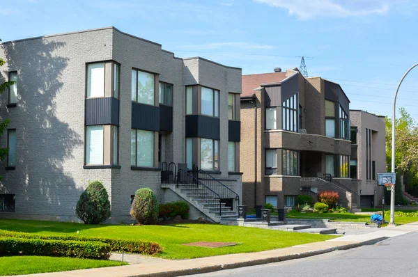 Casa moderna cara com enormes janelas em Montreal — Fotografia de Stock