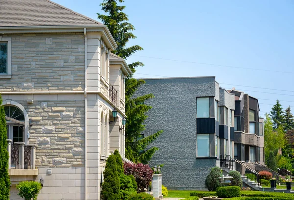 Teures modernes Haus mit riesigen Fenstern in Montreal — Stockfoto