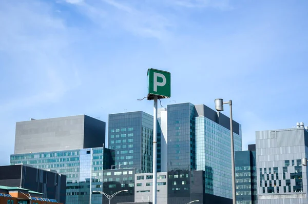 De hoge business wolkenkrabbers en de parking ondertekenen — Stockfoto