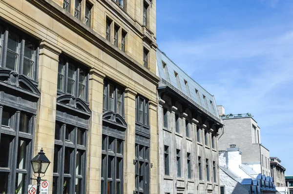 큰 창으로 오래 된 역사적 건물 — 스톡 사진