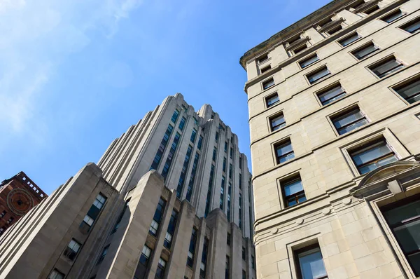 Un antiguo edificio histórico con grandes ventanales — Foto de Stock