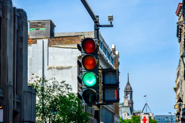 Gamla Montreal och gamla hamnen gröna trafikljus — Stockfoto