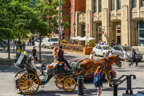 Vervoer in een straat van de oude poort in montreal stad — Stockfoto