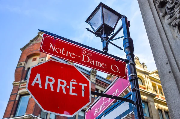 Oude lantaarn en stopbord op Notre-dame street — Stockfoto
