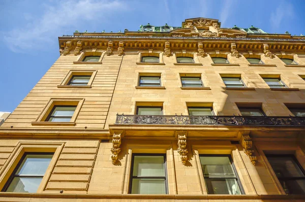 Büyük pencereler ile eski bir tarihi bina 