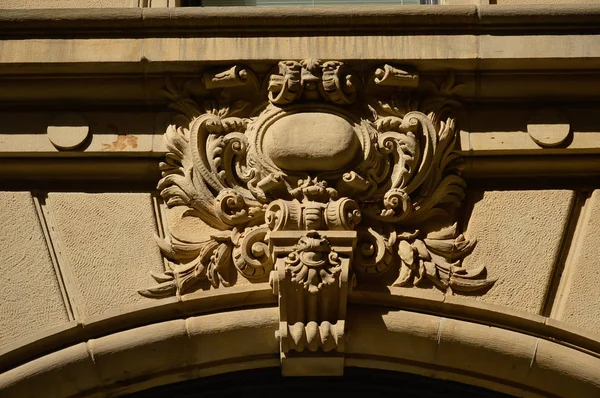 Een sieraad van de oude historische gebouw met de grote ramen — Stockfoto