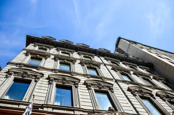 Un antiguo edificio histórico con grandes ventanales — Foto de Stock