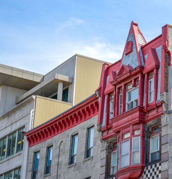 Het oude gebouw met rode dak op het straatje in de chinatown-wijk van Montreal — Stockfoto