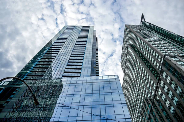 Los altos rascacielos de negocios en el corazón de Montreal — Foto de Stock