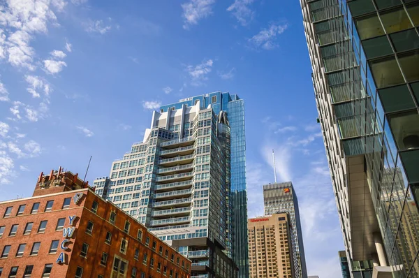 De höga business skyskraporna i hjärtat av Montreal — Stockfoto