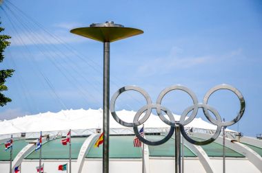 Montreal olimpik Stadyumu. Yüksek eğimli kulenin olduğunu