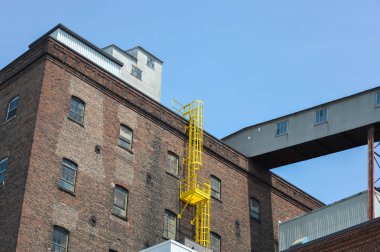 Cephe görünümü penceresi ve tuğla duvar eski şeker fabrikası