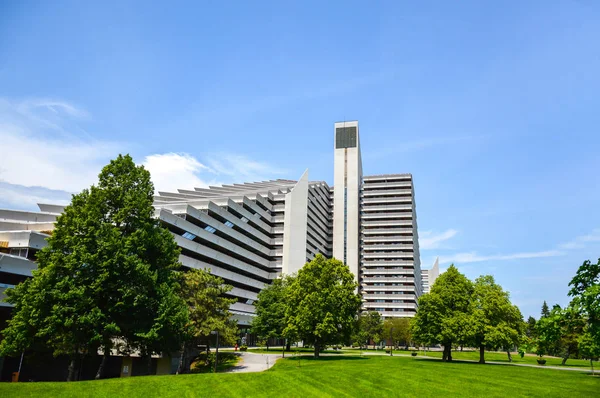 A Vila Olímpica é uma estrutura de duas torres em Montreal — Fotografia de Stock