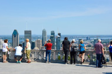 Birçok turist Kondiaronk Belvedere üzerinde duruyorsun