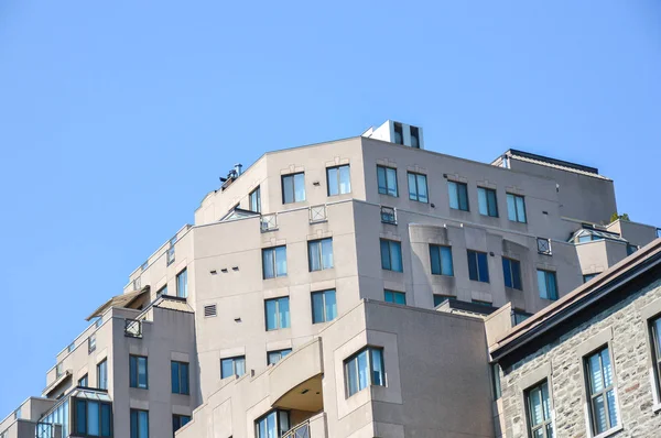 시내에 현대 콘도 건물 — 스톡 사진