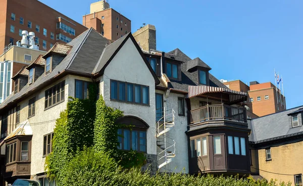 Casa Velha no centro de Montreal, perto do parque central Mont Royal — Fotografia de Stock