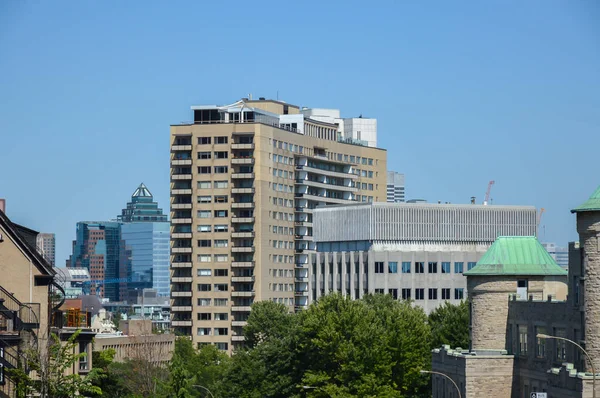 Edifícios modernos de condomínios no centro de Montreal — Fotografia de Stock