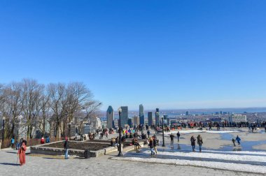 Montreal, Kanada - 20 Mart 2016: İnsanlar ve Montreal manzarası Kondiaronk Belvedere / Mont-Royal kış 