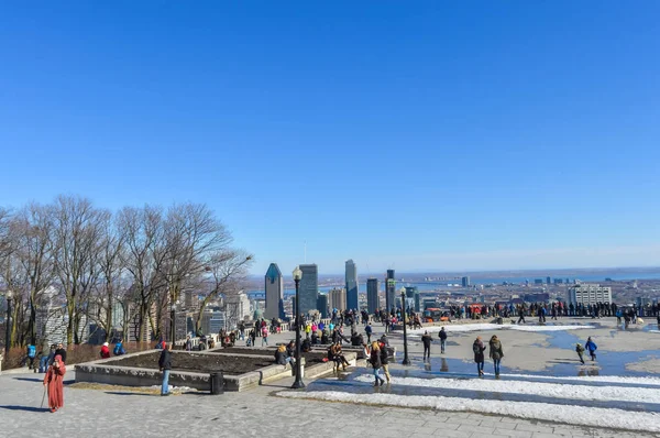 Montreal, Kanada - 20 Mart 2016: İnsanlar ve Montreal manzarası Kondiaronk Belvedere / Mont-Royal kış 