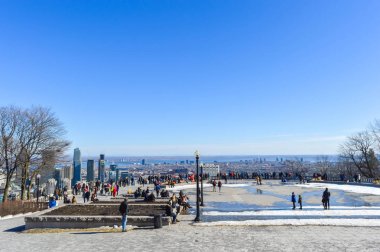 Montreal, Kanada - 20 Mart 2016: İnsanlar ve Montreal manzarası Kondiaronk Belvedere / Mont-Royal kış 