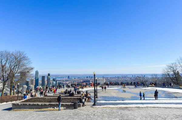 Montreal, Kanada - 20 Mart 2016: İnsanlar ve Montreal manzarası Kondiaronk Belvedere / Mont-Royal kış 