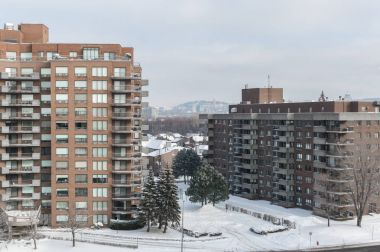 Modern konut binalar büyük pencereler ve balkon Montreal, Kanada.