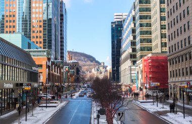 Montreal, Kanada - 11 Aralık 2017: Montreal Montreal Mcgill Üniversitesi yakınındaki şehir merkezinde gökdelenler arasında yürüyüş insanlar