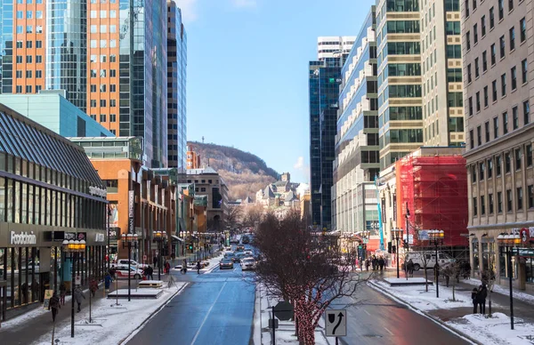 Montreal, Kanada - 11 Aralık 2017: Montreal Montreal Mcgill Üniversitesi yakınındaki şehir merkezinde gökdelenler arasında yürüyüş insanlar
