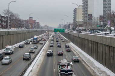 Montreal, Kanada - 19 Aralık 2017: Montreal Adası Decarie otoyol parça.