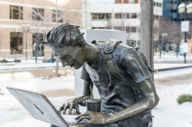 Montreal, Kanada - 11 Aralık 2017: Montreal öğrenci heykel Sherbrooke Caddesi üzerinde. 