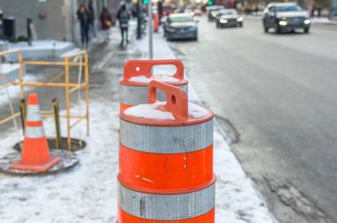 Kanada Montreal merkezindeki kaldırımda turuncu trafik koni