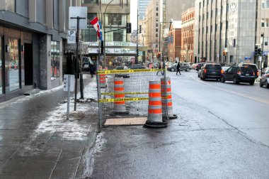 Montreal, Kanada - 11 Aralık 2017: Turuncu trafik koni kaldırımda Montreal şehir merkezinde, Kanada