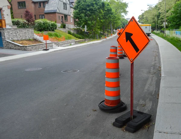 Der Orangefarbene Verkehrskegel Auf Dem Bürgersteig Der Innenstadt Von Montreal — Stockfoto