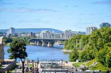 Ottawa, Kanada - 8 Eylül, Ottawa, Ontario ve Gatineau, Quebec arasında 2015:Alexandra köprü 