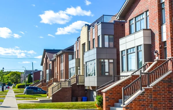Montreal, Kanada'da büyük penceresi olan pahalı modern ev.