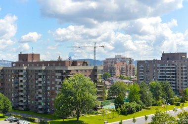 Modern konut binalar ve evler büyük pencereler ve balkon Montreal, Kanada.