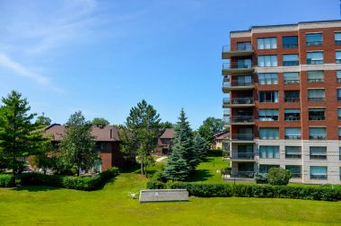 Modern konut binalar ve evler büyük pencereler ve balkon Montreal, Kanada.