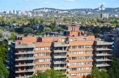 Montreal, Kanada'da büyük windows ile modern konut binalar.