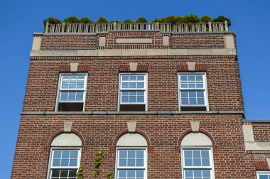 Pahalı eski evler büyük pencereler ile Montreal, Kanada.