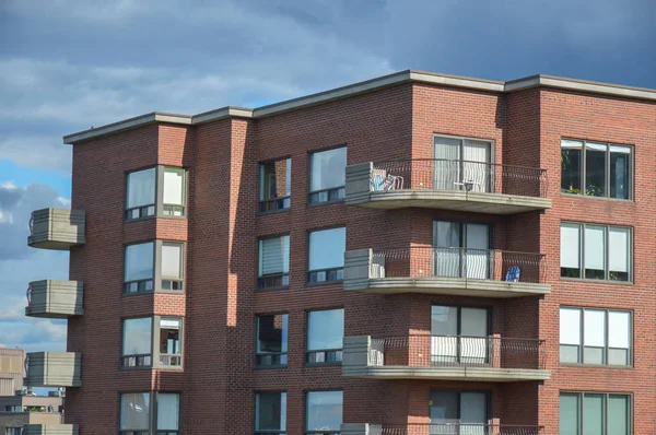 Modern Condo Épületek Családi Házak Hatalmas Ablakok Erkélyek Montreal Kanada — Stock Fotó