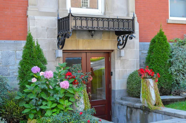 Antigua Casa Cara Con Enormes Ventanas Montreal Centro Canadá — Foto de Stock