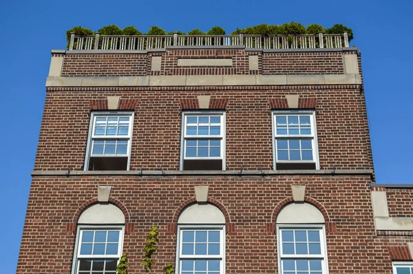 Pahalı eski evler büyük pencereler ile Montreal, Kanada.