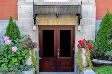 Şehir merkezinde Montreal, Kanada büyük penceresi olan pahalı eski ev.