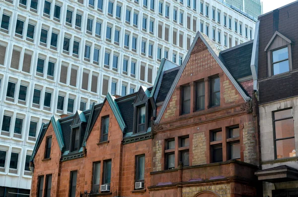 カナダのモントリオールのダウンタウンに巨大な窓のある古い家と新しい家 — ストック写真