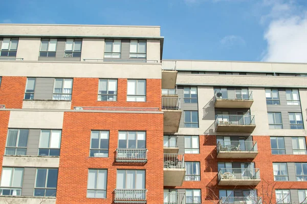 Edifícios Modernos Condomínios Com Enormes Janelas Varandas Montreal Canadá — Fotografia de Stock