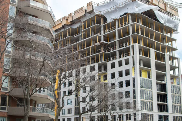 Büyük pencereler ve balkon Montreal, Kanada ile modern apartman Binaları İnşaatı