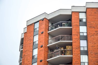 Modern konut binalar büyük pencereler ve balkon Montreal, Kanada