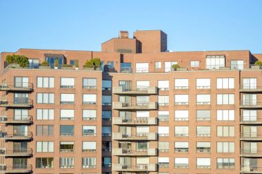Modern konut binalar büyük pencereler ve balkon Montreal, Kanada