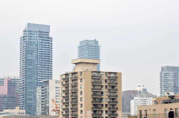 Nowoczesne Mieszkania Budynków Ogromnymi Oknami Balkonem Toronto Kanada — Zdjęcie stockowe