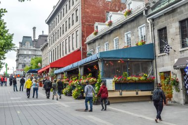 Montreal, Kanada - 11 Haziran 2016: Popüler yer Jacques Cartier eski liman sokakta. İnsanlar etrafında görülebilir.
